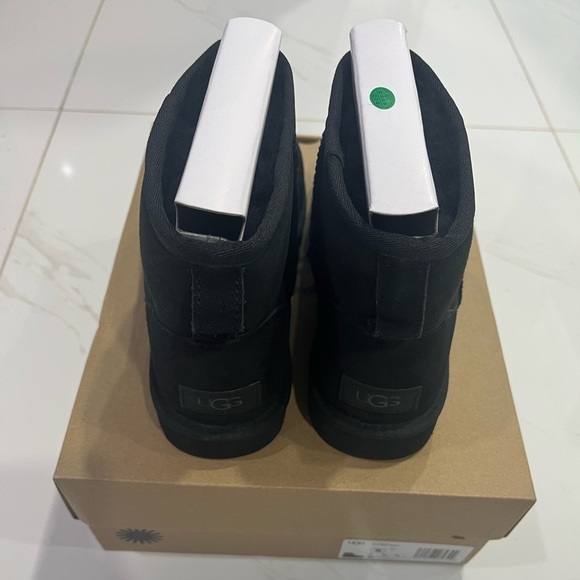 UGG: Classic Mini  II Boot - Picture 3 of 4
